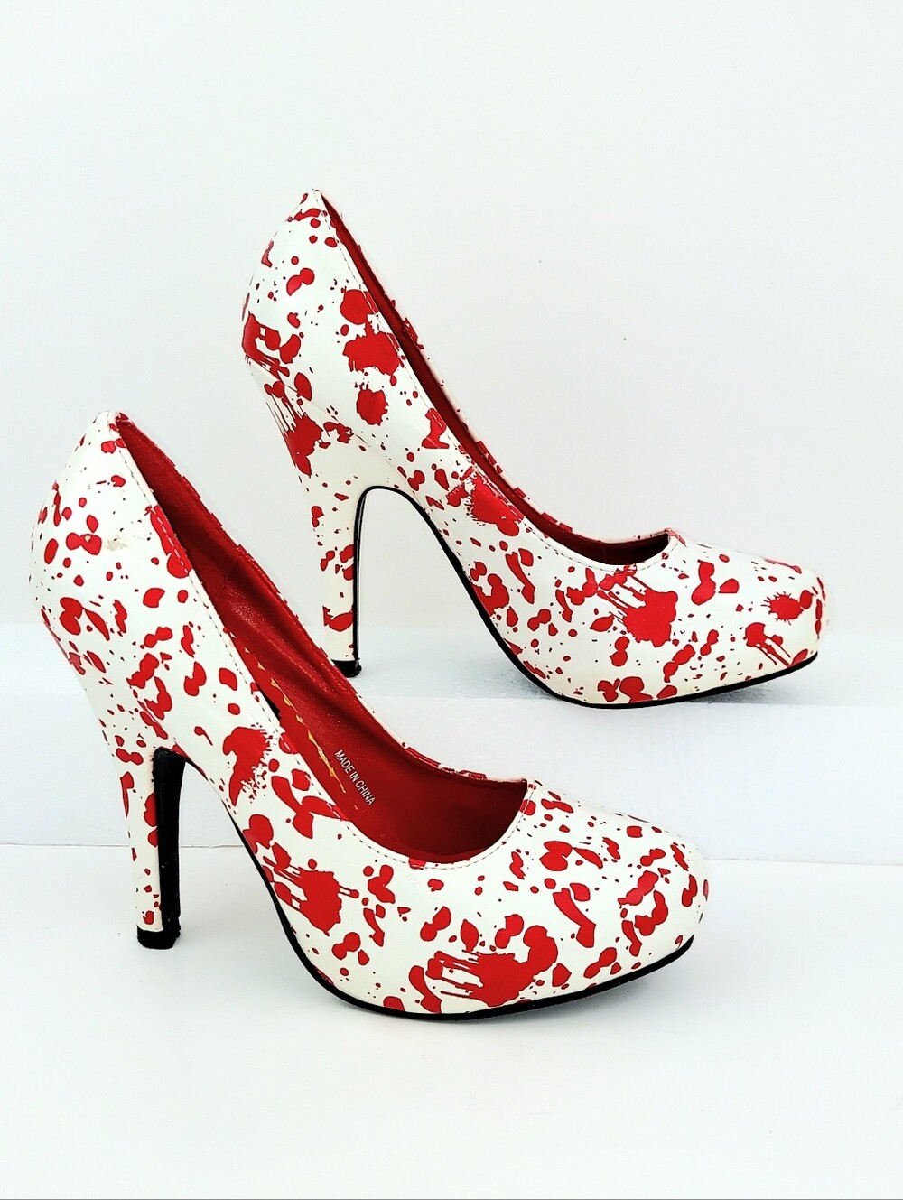 Spirit Halloween Red Splattered White Pumps Heels 7